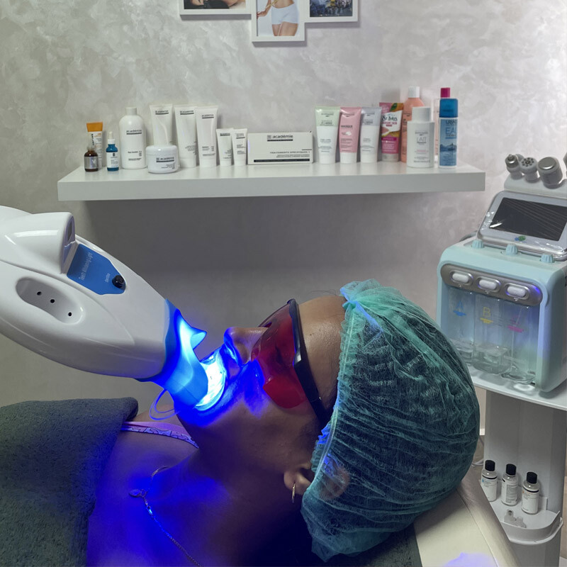 découvrez le meilleur service de blanchiment dentaire à grenoble pour retrouver un sourire éclatant. nos experts vous offrent des traitements adaptés et efficaces pour éclaircir vos dents en toute sécurité. réservez dès maintenant votre séance et affichez un sourire radieux !