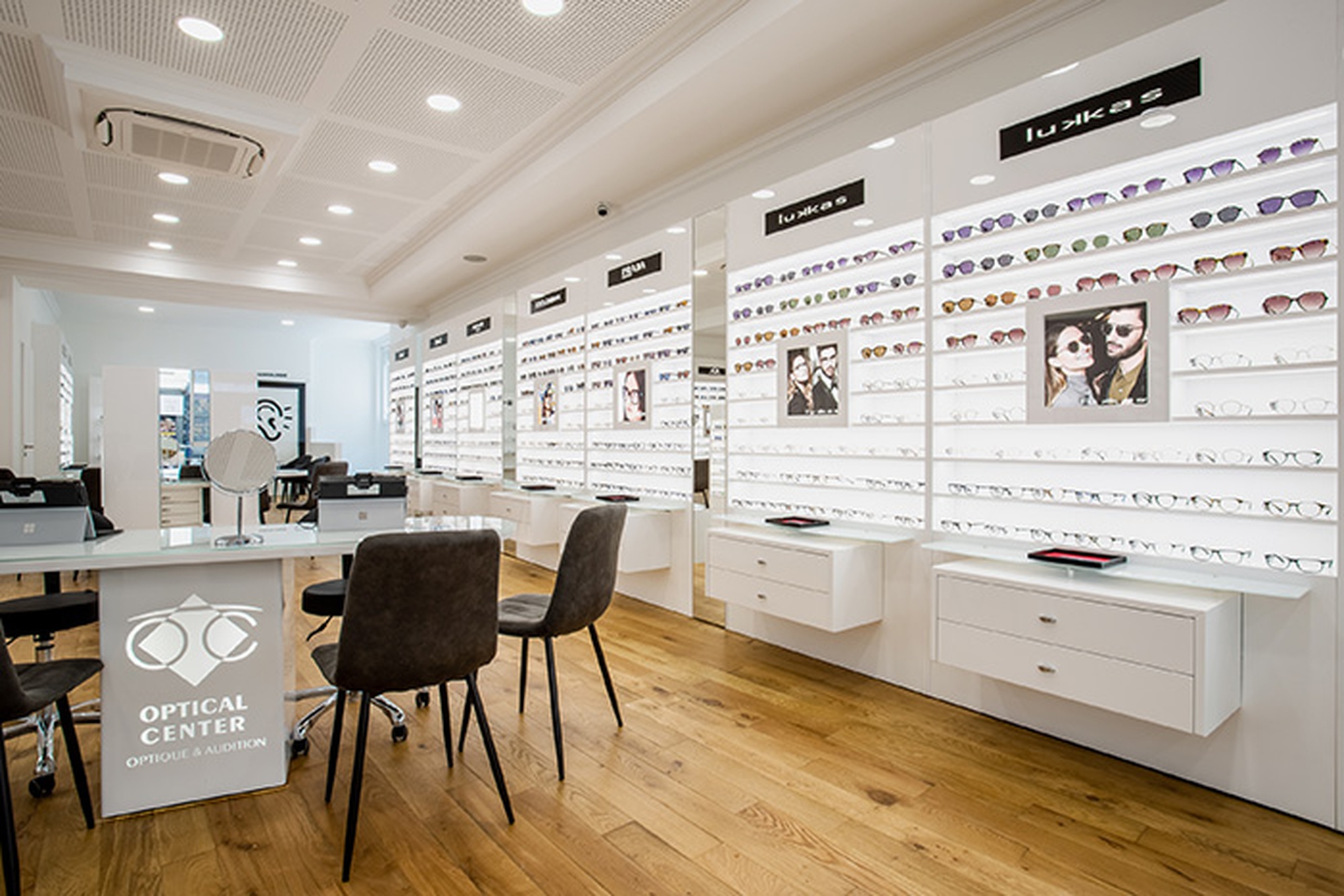 découvrez l'élégance et la précision des lunettes de créateurs chez notre opticien haut de gamme. profitez d'un service personnalisé et d'une sélection exclusive de montures pour un style unique.