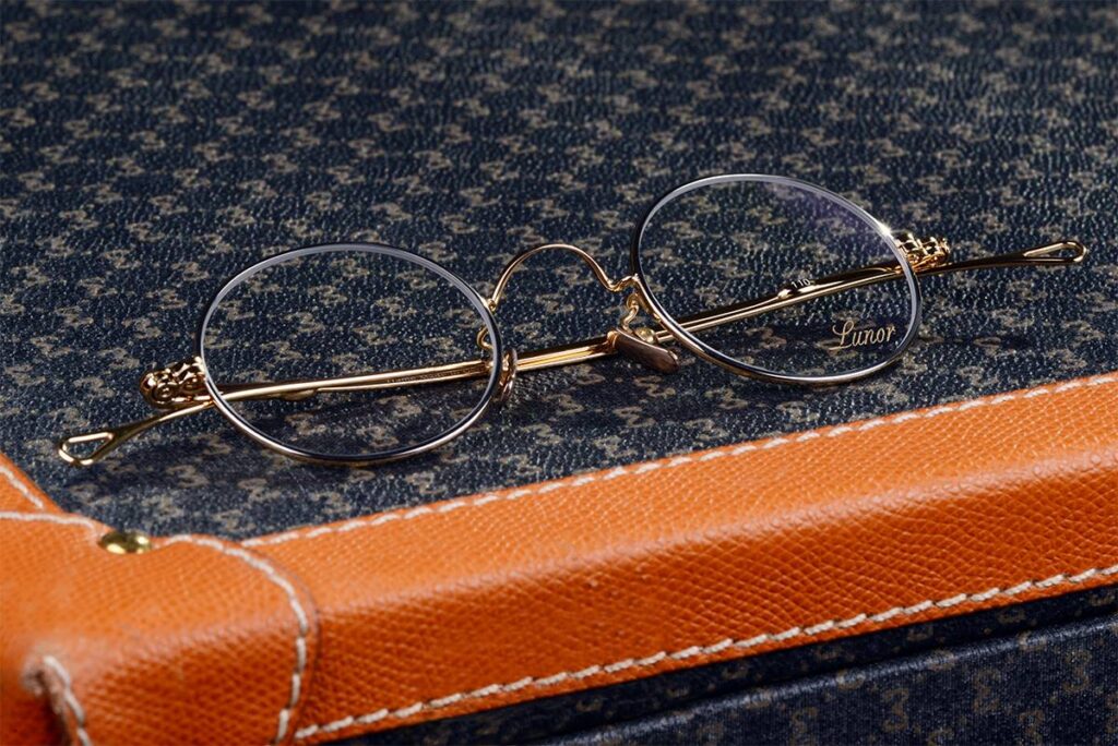 découvrez notre service d'opticien haut de gamme, offrant des lunettes et des lentilles de luxe, avec un accompagnement personnalisé pour une vision parfaite et un style intemporel.