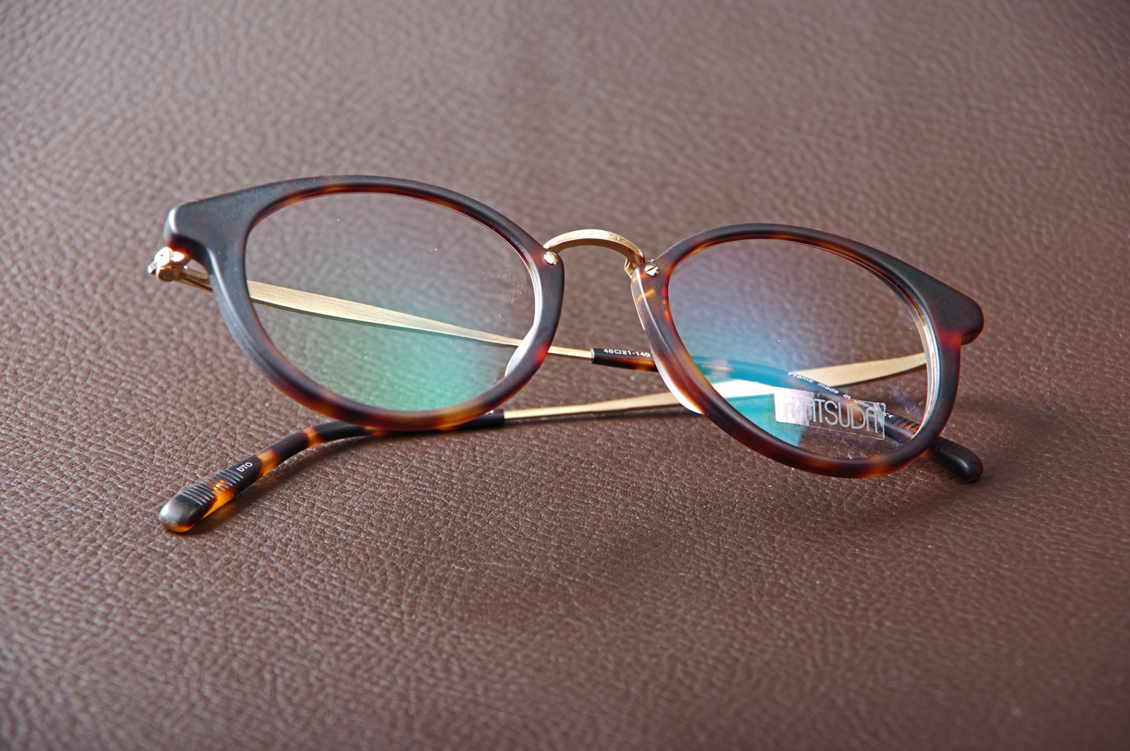 découvrez notre opticien haut de gamme, offrant des lunettes et des services d'optique de luxe. bénéficiez d'une expertise personnalisée, d'une sélection exclusive de montures de marque et d'un service client irréprochable pour sublimer votre vision avec élégance.