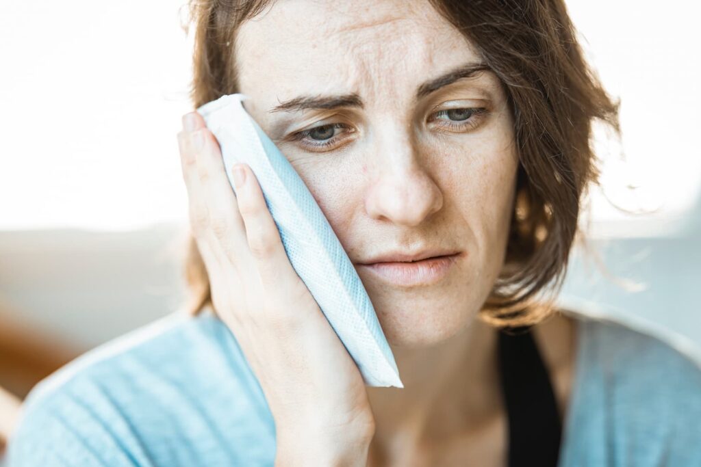 découvrez comment réagir face à une urgence dentaire, les symptômes à surveiller et les solutions rapides pour soulager la douleur et protéger votre santé bucco-dentaire.