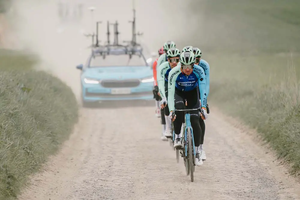 découvrez toutes les informations sur l’équipe cycliste ag2r roubaix pour la saison 2025 : actualités, transferts, effectif, calendrier des courses et analyses.